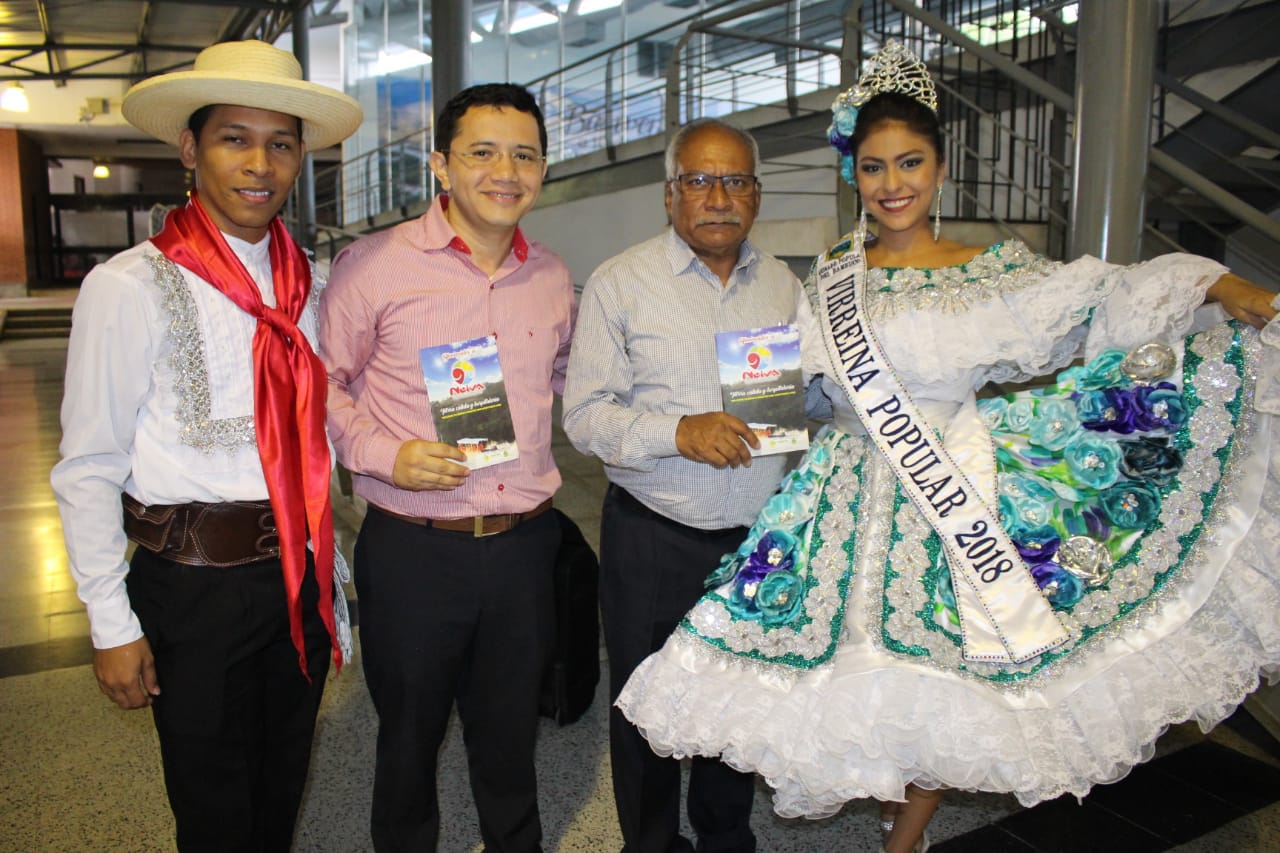 El Embajador de la India Ravi Bangar junto al secretario de Educación Alfredo Vargas, la Virreina Popular Angie Katherine Díaz Garzón y su parejo.